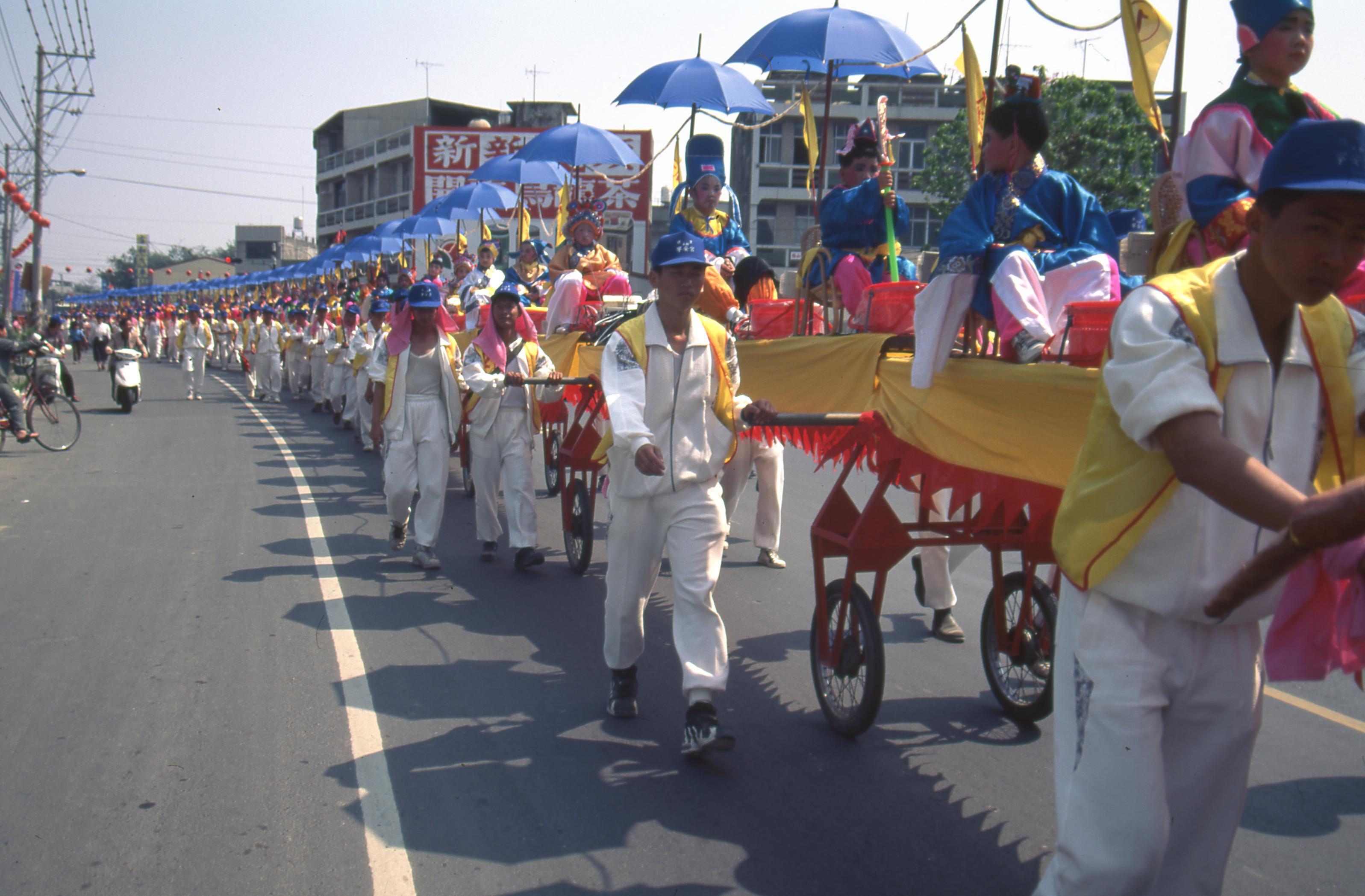 世界上最長的遊行花車:蜈蚣陣